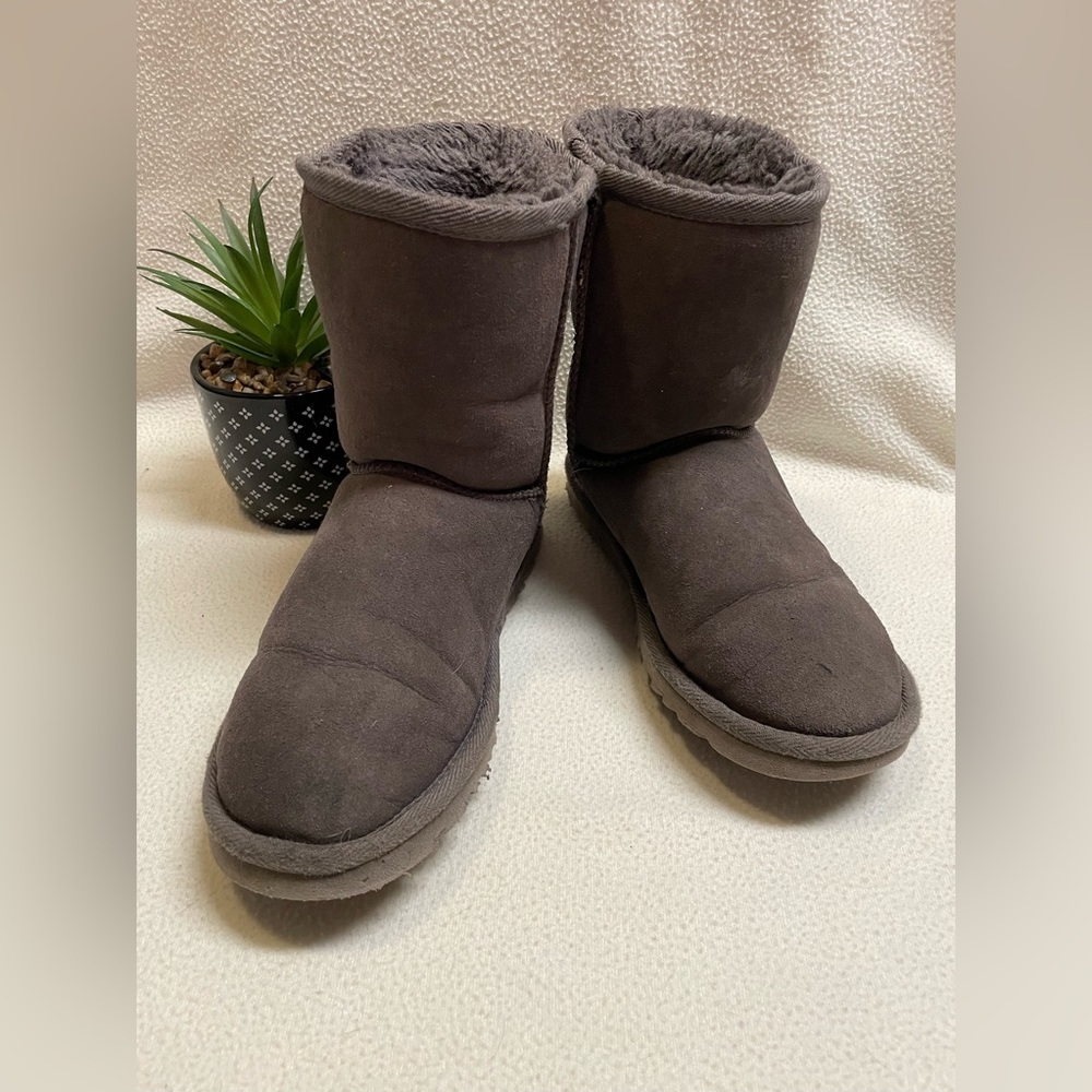Women's UGGs - Picture 2 of 10
